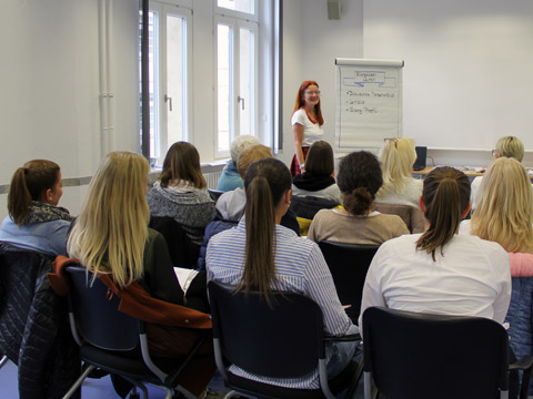 Seminar mit Teilnehmern im Bildungshaus der Diakonie Baden Seminar mit Teilnehmern im Bildungshaus der Diakonie Baden
